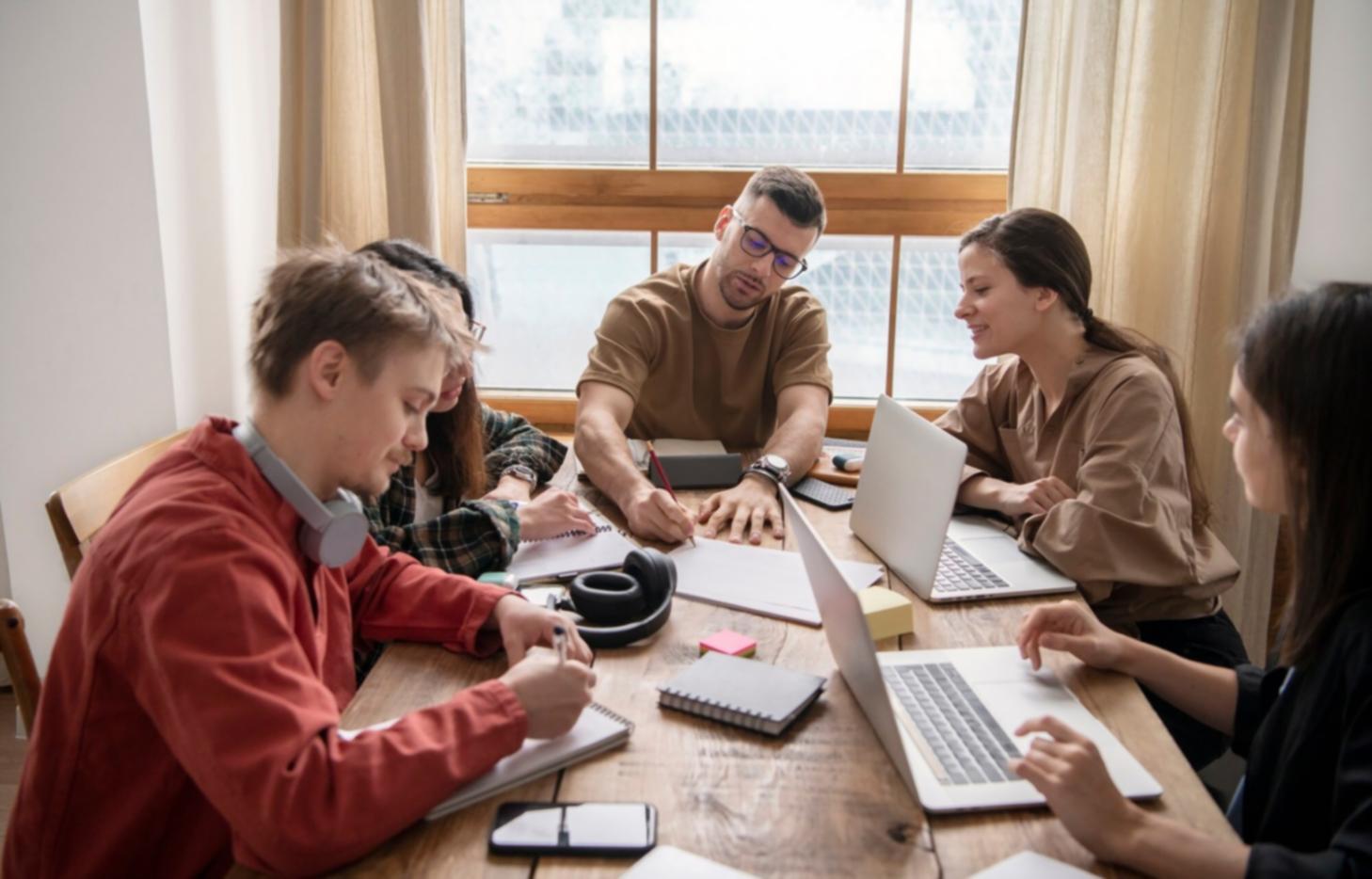 Équipe financière travaillant sur l'élaboration de budgets prévisionnels